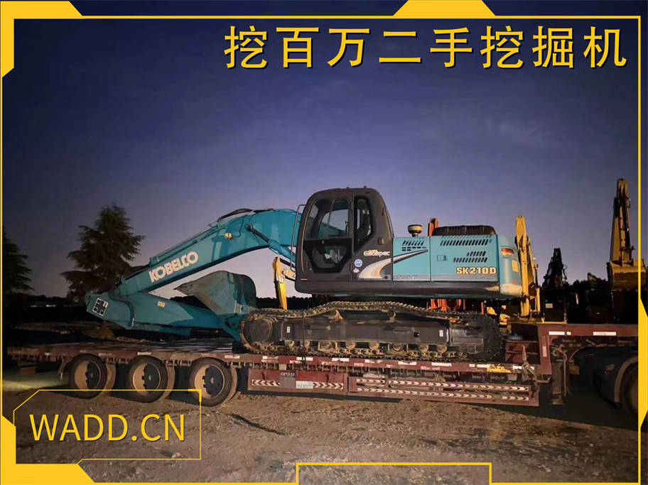 神鋼210二手挖掘機(jī)晚間加班裝車發(fā)貨，高效交付，助您工程順利推進(jìn)！