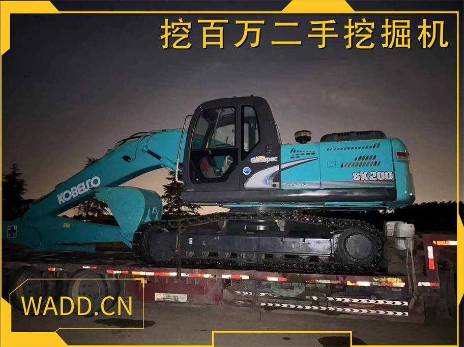 神鋼200二手挖掘機(jī)晚間加班裝車發(fā)貨，助力工程進(jìn)展，立即交付！