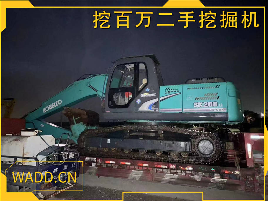 神鋼200二手挖掘機(jī)晚間加班裝車發(fā)貨，即刻交付，助您工程高效推進(jìn)！