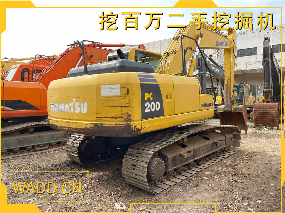 選購二手小松200-8挖掘機，高性能設備助您卓越挖掘，提升工程效率，快速完成各項挖掘任務！立即聯系我們，了解更多關于這臺設備的詳細信息！